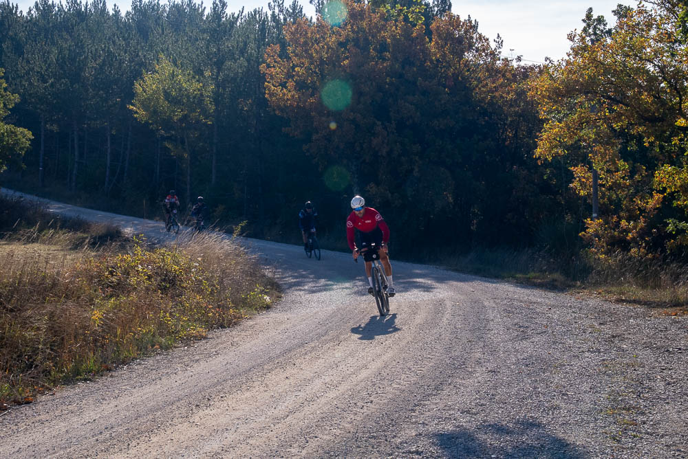 San Bevignate, Pérouse, vue aérienne de l’église templière parmi oliveraies et cyprès