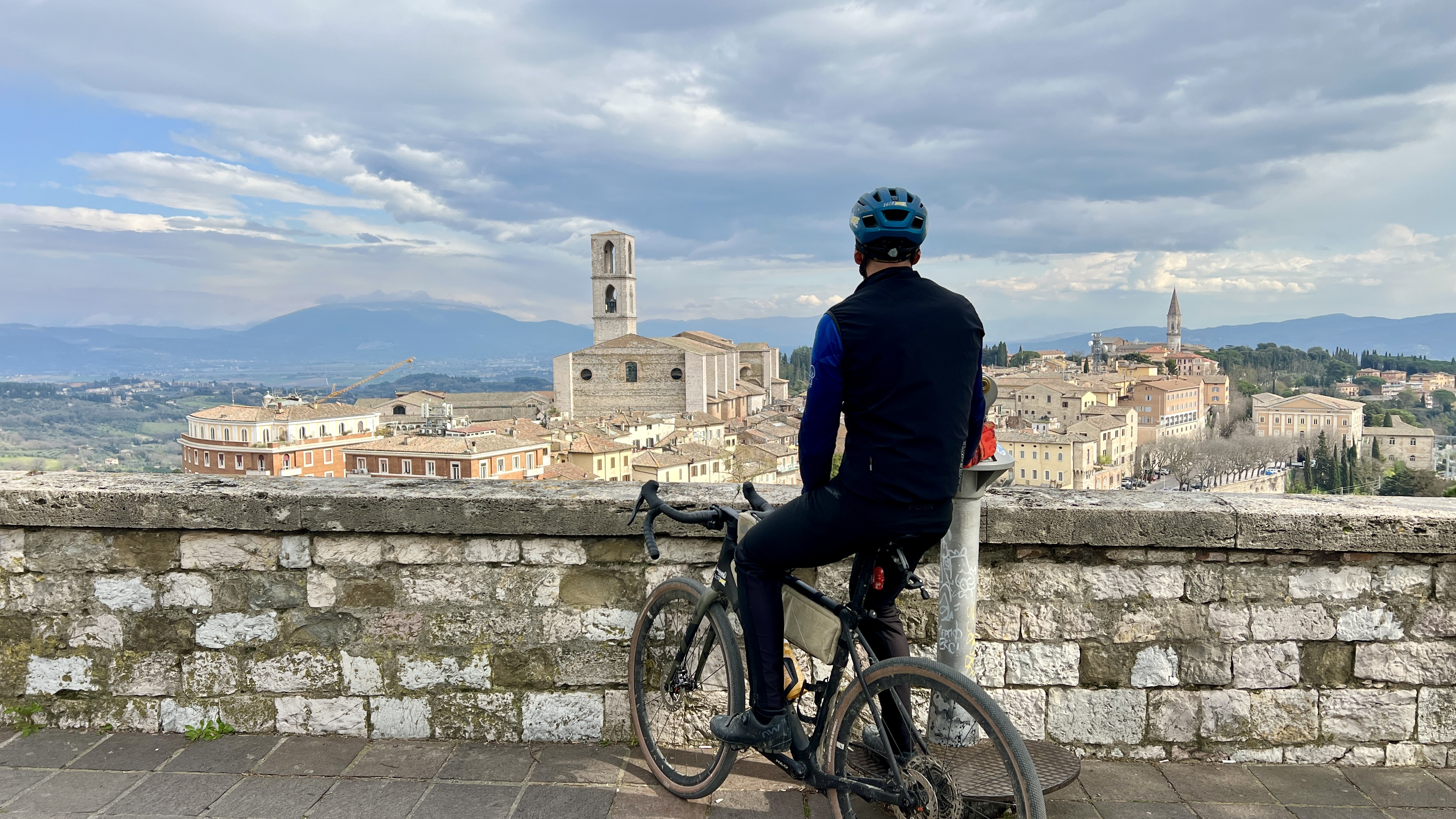 San Bevignate, Pérouse, vue aérienne de l’église templière parmi oliveraies et cyprès